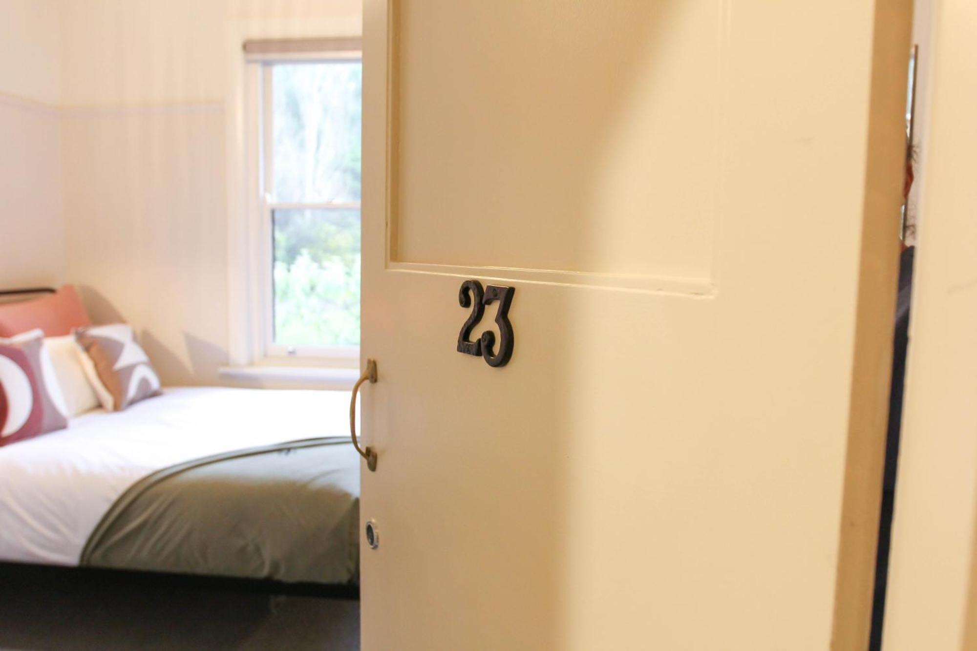 Alpine Hotel, Eat Drink Sleep ウォーバートン エクステリア 写真