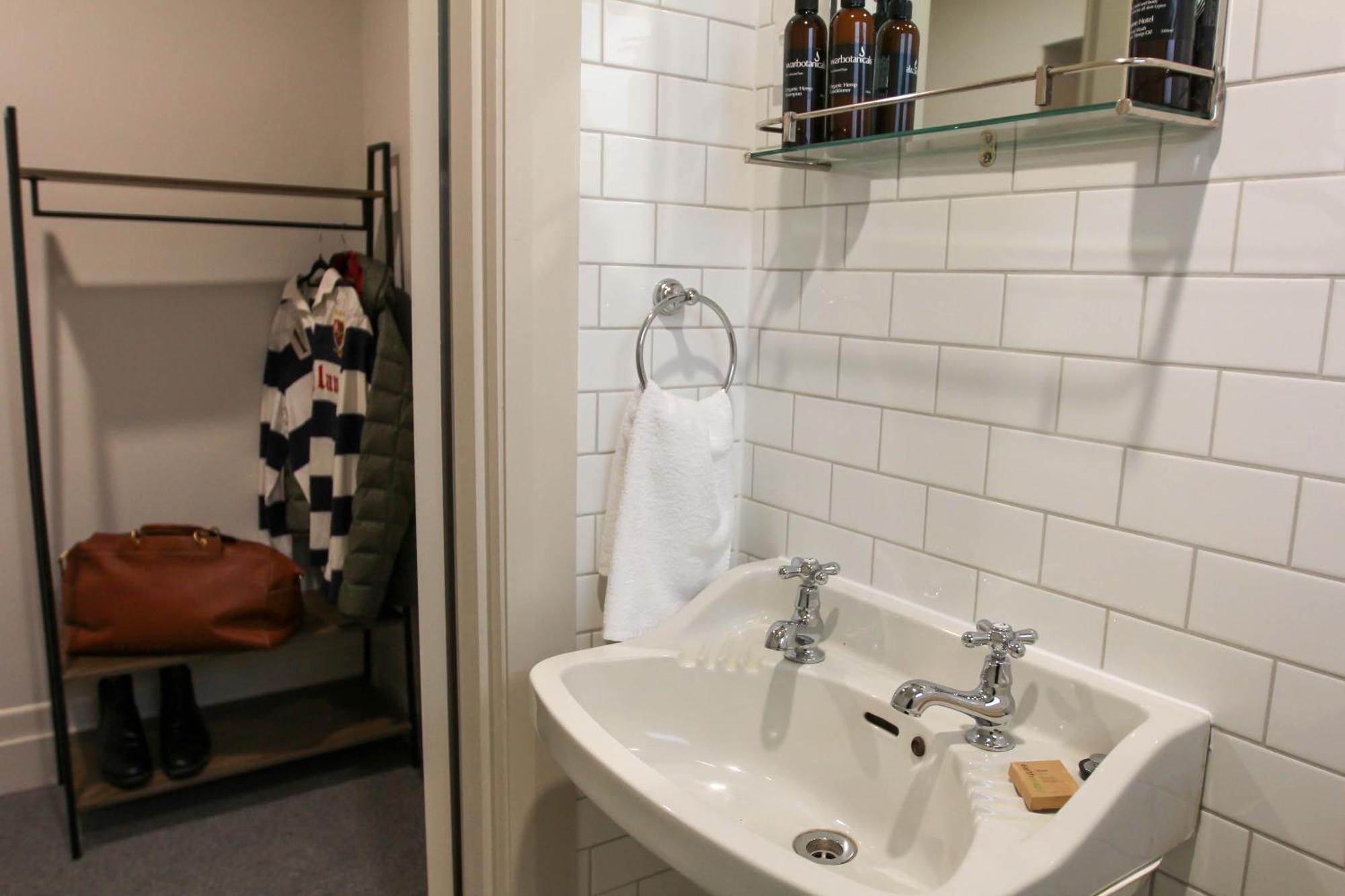Alpine Hotel, Eat Drink Sleep ウォーバートン エクステリア 写真