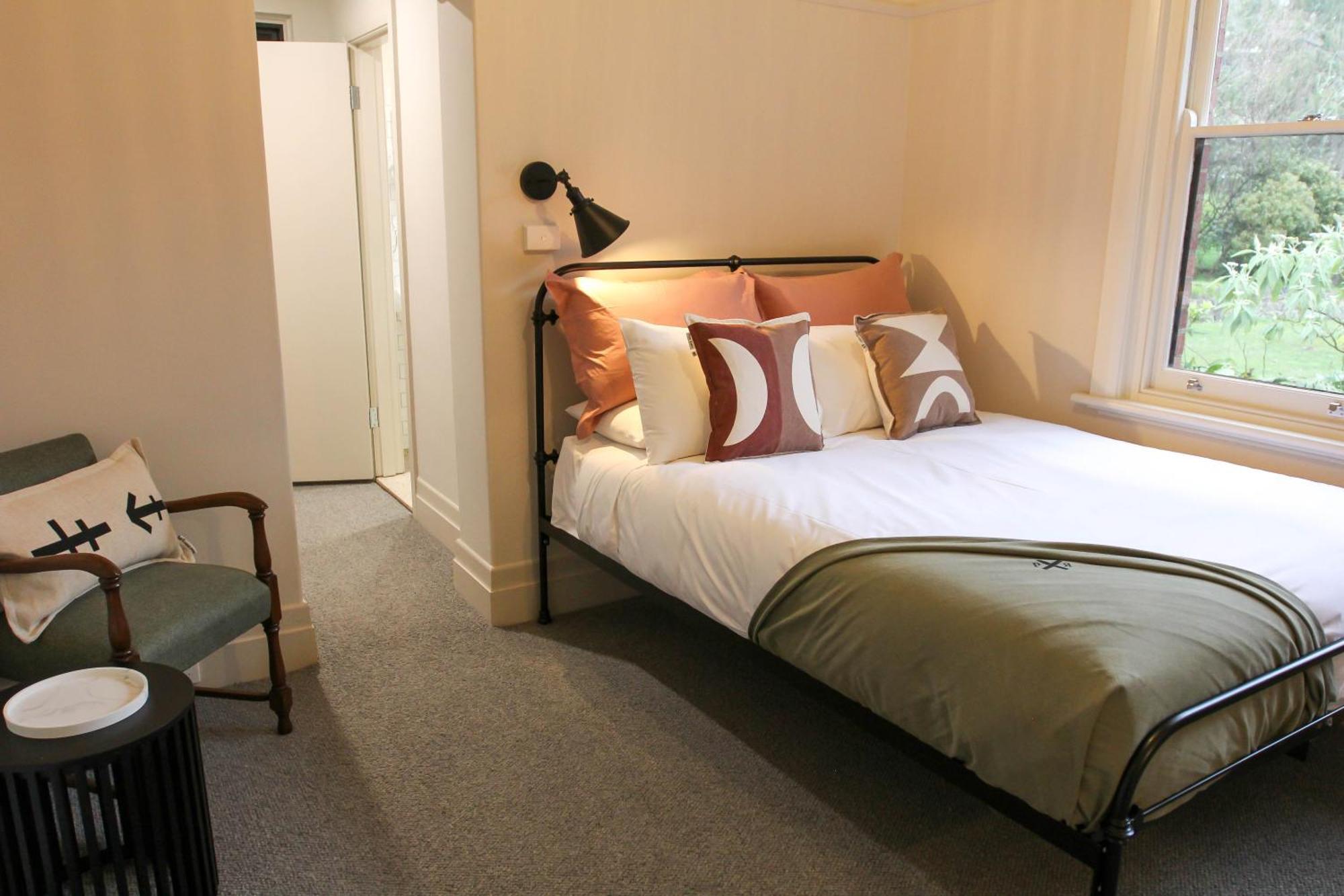 Alpine Hotel, Eat Drink Sleep ウォーバートン エクステリア 写真